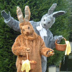 Easterbunnies hand out eggs